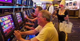 Người chơi vui vẻ khi chiến thắng Game slot tại hitclud